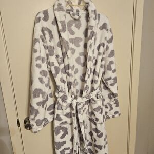 Women's White and Gray Leopard Print Robe